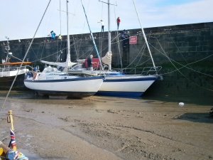 When Sundart dries out against a harbour wall she normally stands about 5 feet above the harbour floor on the keel but at Bridlington the keel knifed into the boulder clay until the bottom of the hull took the weight on the mud. We really had no need to restrain the boat from falling over at low tide.